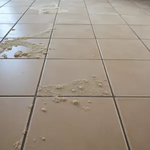 Czym wyczyścić płytki podłogowe po remoncie