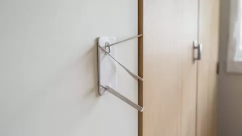 Jak przymocować szafę do ściany bez wiercenia