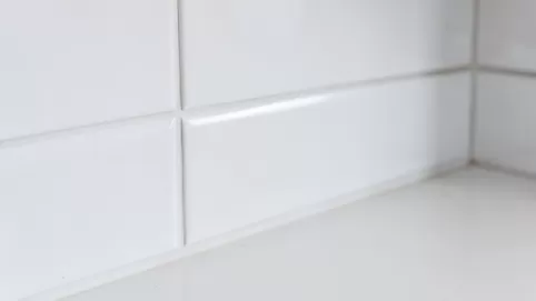 Jak zakończyć płytki na ścianie w kuchni