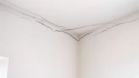 Pęknięcia na łączeniu sufitu i ściany