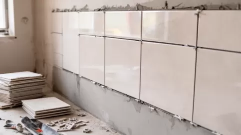 Układanie płytek 60x60 na ścianie